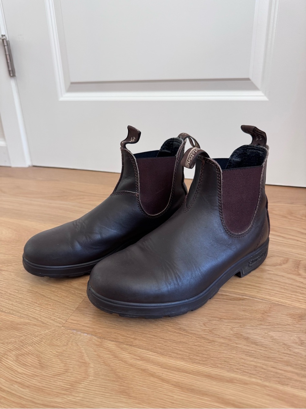 Blundstone 500 Classic Pull-On Boot - Dark Brown unisex (women’s 9)